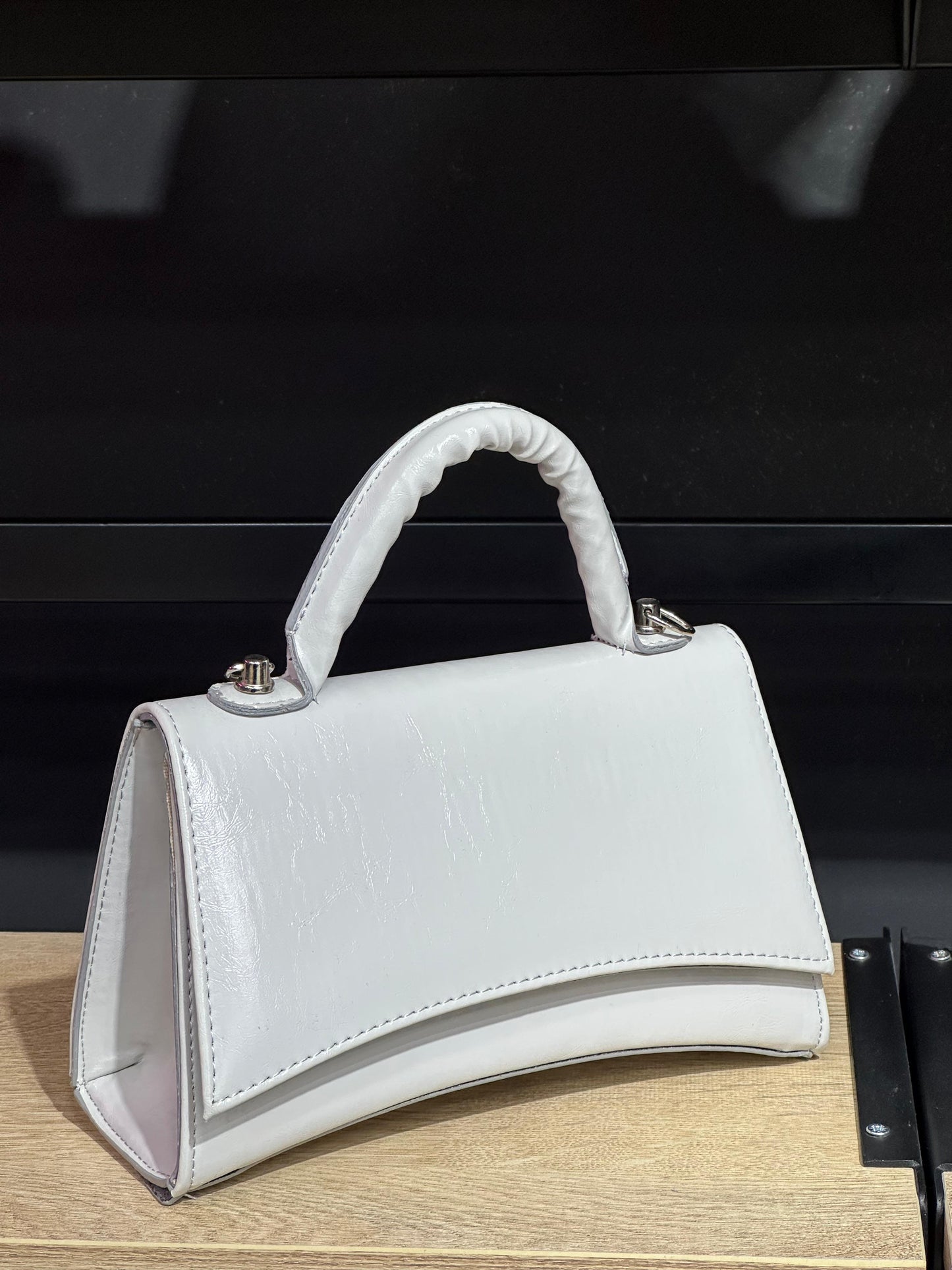 Kavisli Bükümlü Saplı ve Uzun Zincir Askılı Kadın Çantası