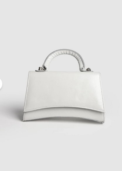 Kavisli Bükümlü Saplı ve Uzun Zincir Askılı Kadın Çantası