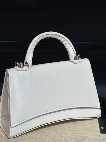 Kavisli Bükümlü Saplı ve Uzun Zincir Askılı Kadın Çantası