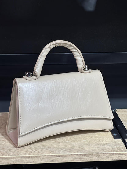 Kavisli Bükümlü Saplı ve Uzun Zincir Askılı Kadın Çantası