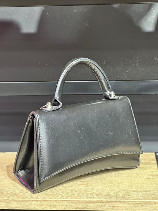 Kavisli Bükümlü Saplı ve Uzun Zincir Askılı Kadın Çantası