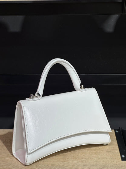 Kavisli Bükümlü Saplı ve Uzun Zincir Askılı Kadın Çantası